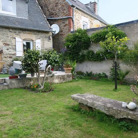 Maison De Charme Avec Jardin Clos, Terrasse A - Ref 868 *